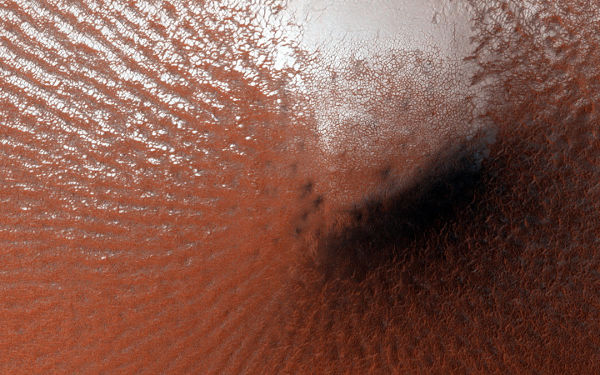 Mars Reconnaissance Orbiter finds possible signs of frost